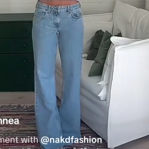 Blå wide jeans från NA-KD - Säljer ett par mörkblå lågmidjade jeans från NA-KD med baggy look. Samma färg som bild nmr 2 Storlek 34 men skulle säga att dom är stora i storleken och passar även mig som brukar ha 36😊Helt nya med prislapp kvar! Original pris 700kr