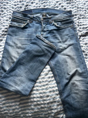 Dondup jeans - Säljer desa fega dondup jeans | stlk 32 | modellen är 182 väger 63 | skick 8/10 | pris 449kr | kom pm om ni har några funderingar. Mvh