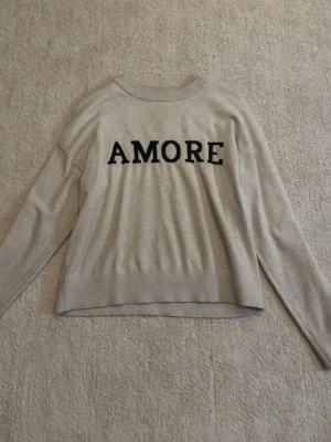 Amore tröja💋 - Super söt amore tröja från gina i storlek 152🥰 Endast använd 1 gång så precis som ny💕 Passar perfekt till jeans eller nån gullig kjol💓