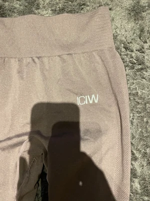 Iciw träningsbyxor lila - Använd litegrann men bra skick💕💕 Kontakta mig för fler bilder🤗🤗