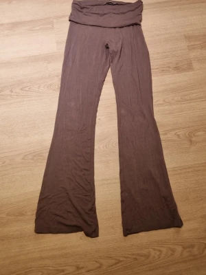 Bruna flares leggings från lager 157 - Säljer ett par bruna leggings från lager 157 med utsvängda ben. Mjukt och stretchigt material som sitter skönt på kroppen. Perfekta för dig som gillar en avslappnad men trendig stil.