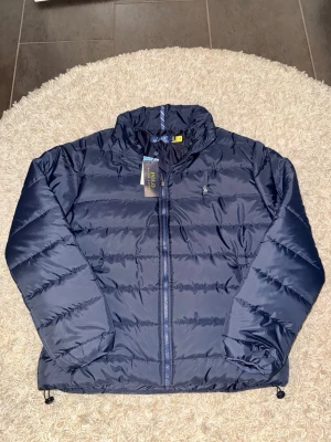 Ralph lauren jacka - Helt ny ralph lauren jacka i strl M och färgen svart. Perfekt nu till våren då den är lite tunnare!