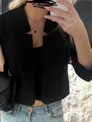 Trekvartsärmad kavaj/jacka - Trekvartsärmad kavaj/jacka, storlek L men jag är en S. Skriv vid frågor!