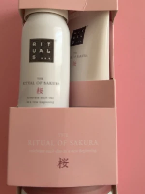 Rituals The Ritual of Sakura set - Säljer ett presentset från Rituals, The Ritual of Sakura. Innehåller produkter i vita och rosa förpackningar med elegant design. Helt ny. Innehåller 3 produkter. 