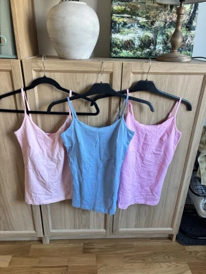 3-pack linnen - Säljer ett 3-pack linnen, det linnet åt vänster är från lager 157. De andra två är från basic you💞 storlek XS. Inget av de är använt så speciellt mycket 😽