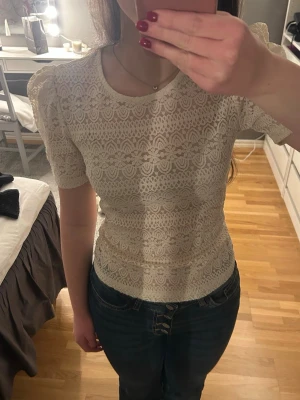 Spetstopp - Krämvit spetstopp med lite puffärm. Inte använd så mycket men lite slitet nere på kanten vid midjan. Syns bara om man kollar nära. 