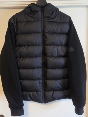 Moncler jacka - Moncler jacka i fint skick, Perfekt till våren.