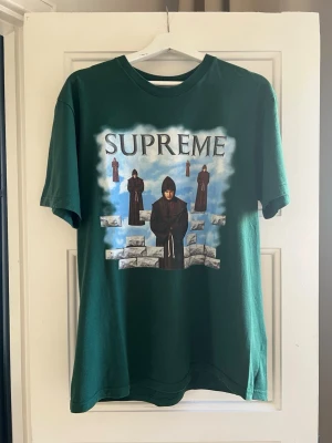 Supreme graphic t-shirt grön – size M  - Storlek: M Skick: Bra skick, inga tydliga defekter  100% bomull.  Snygg färg som sticker ut och funkar till det mesta.  Skriv vid frågor eller för fler bilder ✌️
