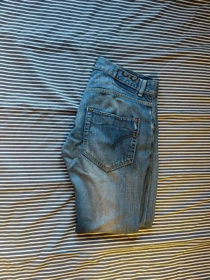 Blå raka jeans från dondup - Säljer ett par klassiska blå jeans från dondup med rak passform och fem fickor. Jeansen har detaljerade sömmar på bakfickorna. Skriv gärna om ni har fler/andra frågor. Priset är såklart inte hugget i sten 🪨🙂