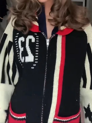 Jaded london kofta  - Säljer en unik ziptröja med svart, vit och röd färgkombination. Tröjan har breda ränder, röda detaljer vid krage och fickor. Tillverkad i ett tjockare stickat material, perfekt för dig som gillar statement-plagg! Har sytt upp den nerdersta delen hos skräddare så får ej att dra ner dragkedjan hela vägen. Inget man tänker på om man inte vill ha den helt öppen!🥰