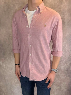 Lila Ralph Lauren Skjorta - Stl M, Slim fit - RIKTIGT FET RL SKJORTA I FÄRGEN LILA, perfekt till sommaren som närmar sig! 🏖️🌊 |Mycket bra skick: 9,5/10, utan defekter! | Stl: M |  Modellen är 176cm och väger 75kg,  | Hör av dig vid frågor // Galgen 🫡