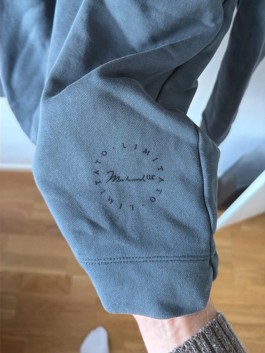 Grå hoodie med boxningsmotiv - 1