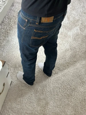 Nudie jeans - Nudie Jeans Tilted Tor | skick 9/10 | Storlek 32/32 | Pris - 599kr | Modellen är ca 180cm lång | Hör av dig vid minsta fråga eller fundering!!