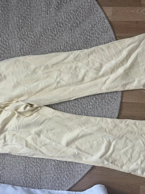Beige mjukisbyxor från Junkyard - Snygga byxor inför sommaren💛 Har spilt saft på byxorna men såklart tvättade men är osäker på om de finns tecken av saften, kan såklart tvätta en till gång ifall de är nån som köper💛
