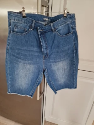 Blå jeansshorts. - Säljer ett par klassiska blå jeansshorts från Denim Perfekta för sommaren och enkla att matcha med allt.