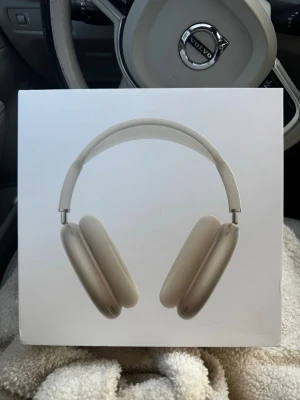 Apple AirPods Max silver - Snygga over-ear hörlurar från Apple i färgen silver. AirPods Max har en stilren design med aluminiumkåpor, meshbygel och mjuka öronkuddar för extra komfort. Perfekta för musik, film och gaming med grym ljudkvalitet och aktiv brusreducering. Fått dom i present men föredrar inte den typen av hörlurar.