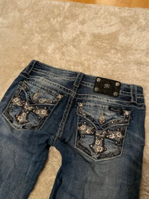 Miss Me jeans - Säljer ett par superfina äkta & vintage Miss Me jeans med blomster-detaljer🌸🌺 Har fler Miss Me jeans +annat på min profil - köp ett BUNDLE så får du upp till 30% REA💗 Innersömmen (=jeansstorleken) är 29 tum. Kan inte välja detta som storleksalternativ men skulle säga att dessa är storlek S. Swipa bilder för att se mått, detaljer och märket :) På vänstra benet finns det väldigt små fläckar som ej syns Skriv om du har frågor!