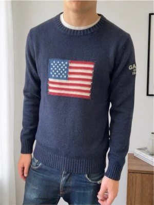 Gant USA tröja  - Säljer en lite tjockare stickad tröja från gant med USa logga!! Tröjan är lite tjockare och passar därav perfekt nu till vintern. Den är i strl S och skulle även säga att den sitter som en S, hör gärna av er vid frågor er funderingar!!