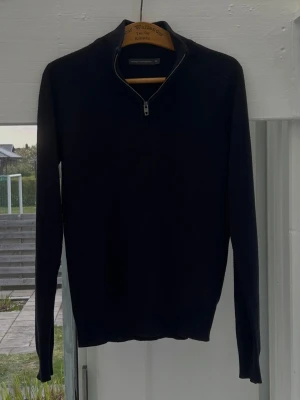 Mörkblå halfzip i ull - Mörkblå halfzip från French Connection. Tröjan är i skön ull och slim fit.
