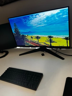 ASUS datorskärmar med tunn ram - Snygg och moderna datorskärmar från ASUS med tunn ram och svart stativ. Skärmarna har en bred bildyta och passar perfekt för gaming, film eller studier. Stativet är stabilt och designen är stilren, vilket gör den enkel att matcha med andra prylar på skrivbordet.