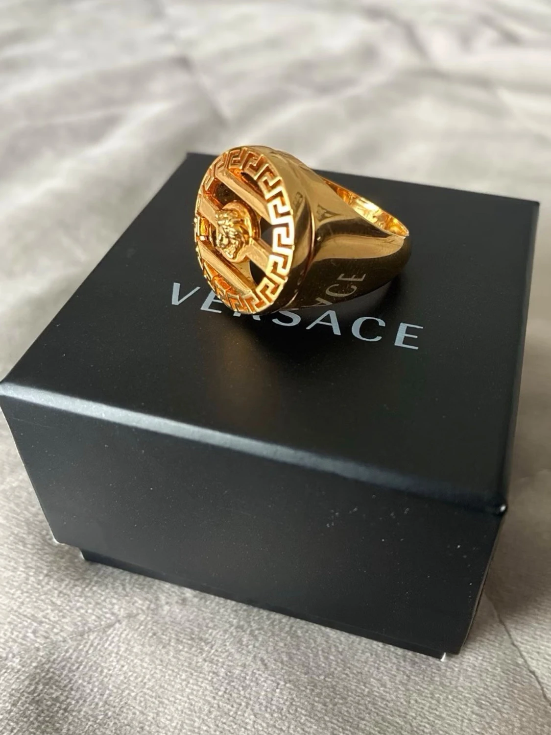 Guldfärgad ring från Versace - 1