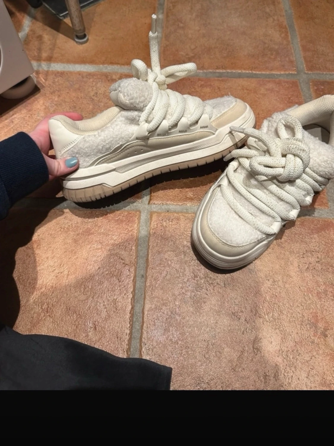 Beige teddy-sneakers med chunky sula - 6