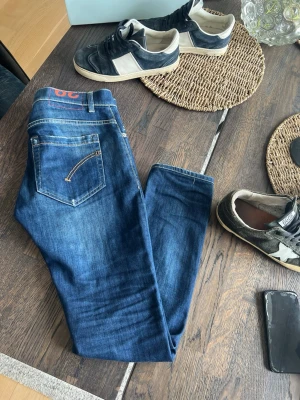 Blå skinny jeans från George - Säljer ett par blå skinny fit jeans från George. Klassisk femficksmodell med snygga kontrastsömmar och knappgylf. Jeansen är i stretchigt denimtyg som sitter tajt och bekvämt. Perfekta till sneakers och en enkel t-shirt.