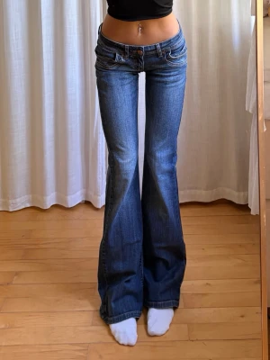 Lågmidjade jeans  - midja: 38 innerbenslängd: 85 jag är ca 165cm! 
