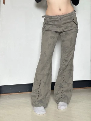 Vintage Mexx Camo Wide-Leg Utility Pants - Y2K Style - Säljer mina älskade Mexx-byxor i ett unikt kamouflagemönster. Kan justeras i midjan. De är i fint skick då de tyvärr mest blivit hängande i garderoben på sista tiden! 100% bomull. Jag är 169cm.  