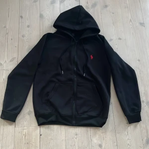 Ralph lauren hoodie - Ralph Lauren zip-up tröja – svart, storlek S Säljer en helt ny Ralph Lauren zip-up tröja i svart färg. Aldrig använd, i nyskick. Storlek: S. Pris kan diskuteras vid snabb affär.