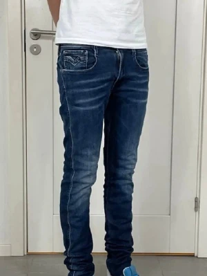 Replay Anbass  - Säljer dessa feta slim Replay Anbass med en skön fade längs benen😻.  Strl W32 L 34, skriv om ni har funderingar🙌🏽