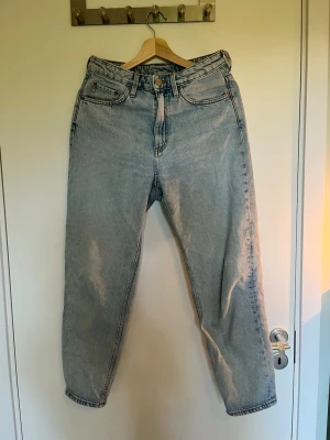 Jeans, Lash - Mom jeans i modellen Lash från Weekday. Storlek W29 L28. Har två små hål på ena bakfickan (se sista bilden). 