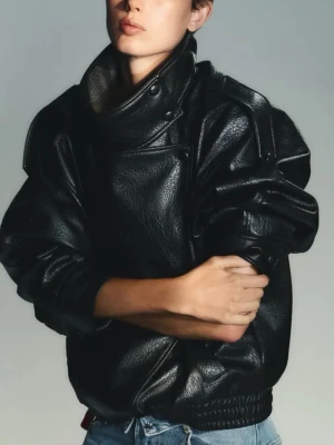 Svart oversized skinnjacka - Populär Zara jacka som använt kanske 3 gånger? Inga defekter alls. Ny pris 859kr. 