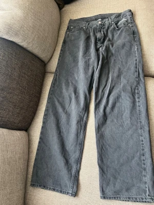 Gråa raka jeans från Sweet Skts baggy &oversize - Snygga grå jeans från Sweet Skts med rak passform och klassisk femficksdesign. Jeansen har normal midja och är tillverkade i ett mjukt bomullstyg. Perfekta för en avslappnad och trendig look.