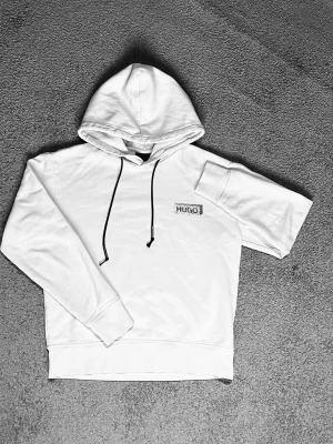 Hugo Boss white Hoodie - Vit Hugo Boss Downsville, har använt den lite då o då men inte längre. Finns inte kvar (Det som jag vet) så den är exklusiv. Nypris ish 1900kr. Pris går att diskuteras!!