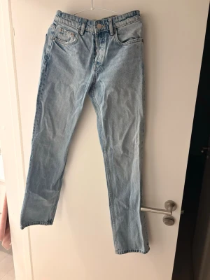 Ljusblå raka jeans - Säljer ett par ljusblå jeans med raka ben, super fin färg och passform men har tyvärr blivit för små. Dom slutar i mitten på magen så inte för låga eller högmidjade.