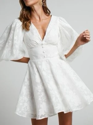 Vit studentklänning med puffärmar - Säljer denna otroligt populära studentklänning som inte säljs längre. Klänningen är endast testad och har prislapp kvar. Showpo Jammae Mini Dress i vit jacquard med puffärmar.