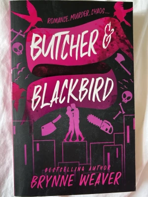 Boken Butcher & Blackbird - Författaren är Brynne Weaver som är ”Bestselling author”. Engelsk bok! Oläst med kvitto/bytkvitto, köpt i norge, 