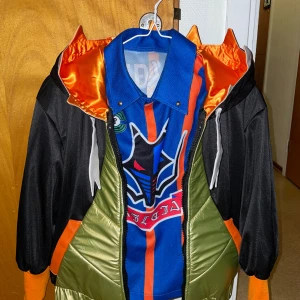 Raihan Pokémon SWSH cosplay - Raihan cosplay från Pokémon Sword/Shield. S-M, jag är 161 och väger 50 kg för kontext. Använd 1 gång, väldigt bra skick och bra material. Pris kan diskuteras <3