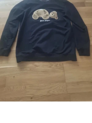 Svart tröja  - Svart tröja helt ny hjälper min bror att sälja sin tröja! Den är large men är som medium