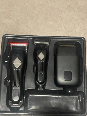 Svart rakapparat- och trimmerkit - Säljer ett komplett set med svart rakapparat, trimmer och detaljtrimmer. Alla delar har en stilren design med silverfärgade detaljer och är tillverkade i plast och metall. Perfekt för att fixa frisyren eller skägget hemma. Kommer i en praktisk förvaringslåda.