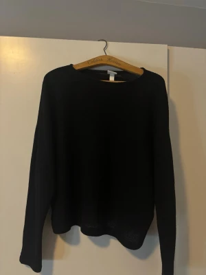Svart stickad tröja från H&M - En svart stickad tröja från H&M med rund halsringning och långa ärmar. Bra skick 