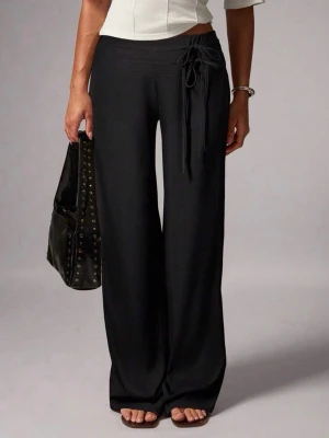 Svarta byxor midwaist med vida ben - Svarta byxor med midwaist och bred resår samt knytband framtill. Byxorna har en avslappnad passform med vida ben och är gjorda i ett mjukt, stretchigt material som känns riktigt bekvämt. Perfekt för en chill och trendig stil. Sköna men tyvärr för korta för mig som är 177, har ett tunt och luftigt material, aldrig använt! Är storlek L men är små i storlek så rekommenderar för storlek M så dem hänger lite snyggt på midjan 