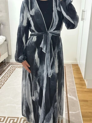 2 st mönstrade långa kimonos 🖤💙 - Säljer båda tillsammans för 190 kr. Lätta och luftiga med knytning i midjan. En svart/grå och en blå/vit. Fint skick och använda få gånger ✨