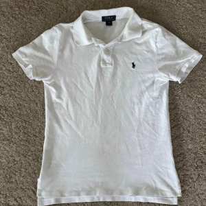Ralph Lauren pike - Heinzt! Säljer en vit Ralph Lauren polo i storleken (S)-skick 9/10-vid minsta fundering hör av er! Först till kvarn!