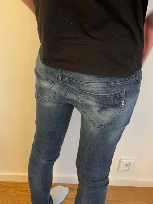 Dondup George Jeans - Tjena! Säljer dessa feta dondup George Jeans Säljes för 899kr nypris 2500kr+ (Skick 8,5/10) Hör av dig vid minsta lilla fundering eller fråga! Ha det gott✌️ 