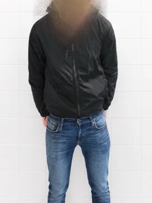 Svart risky vindjacka med huva - Svart risky windbreaker i storlek M, skick 8/10 nästintill ny skick, Modellen är 186cm och väger runt 70kg
