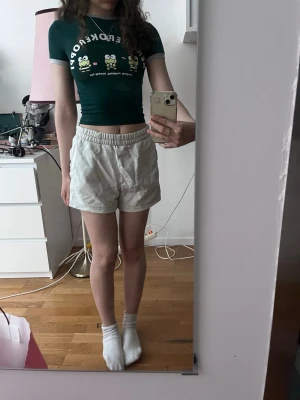 Vita loose shorts med resårmidja - Säljer ett par vita shorts med loose passform och elastisk midja. Perfekta för sommardagar och riktigt sköna att bära. Tillverkade i mjukt bomullsmaterial som andas. Enkla att matcha med olika toppar för en avslappnad look.