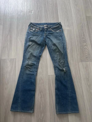Low waist True religon jeans - Säljer dessa jättefina true religon jeans som jag  köpte på en secondhand i japan. Säljer pga de har blivit för korta!
