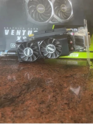 MSI GeForce GTX 1660 Super grafikkort - Säljer ett svart MSI GeForce GTX 1660 Super grafikkort med dubbla fläktar och stilren design. Perfekt för gaming och krävande grafik. Kommer med originalkartong och passar i de flesta stationära datorer.